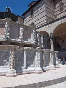 Pisano-Brunnen vor dem Dom in Perugia